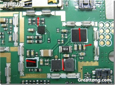 圖中顯示一塊電路板使用這種屏蔽夾(shielding clip)的實例。基本上我們在彎角的地方都設(shè)計擺放了一個屏蔽夾，這樣可以讓作業(yè)員比較方便安裝屏蔽罩(shielding can)時的對位準(zhǔn)確。然后在其他沒有屏蔽夾的地方也設(shè)計了一些接地的布線，一來可以稍微提升屏蔽罩的電磁隔絕能力，另一方面也可以為屏蔽夾無效時，馬上可以更改為屏蔽框，而無需要重新設(shè)計電路板。