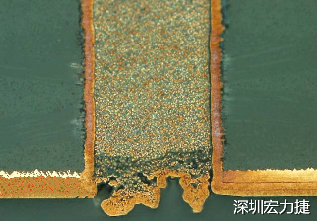 PCB設(shè)計(jì)之導(dǎo)電孔塞孔工藝 導(dǎo)電孔Via hole又名導(dǎo)通孔，為了達(dá)到客戶要求，導(dǎo)通孔必須塞孔，經(jīng)過(guò)大量的實(shí)踐，改變傳統(tǒng)的鋁片塞孔工藝，用白網(wǎng)完成板面阻焊與塞孔。生產(chǎn)穩(wěn)定，質(zhì)量可靠。