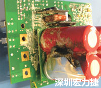 元件選擇不當導致大量電流或電壓流經電路，將會發生像這個燒融電容器的損壞情形。